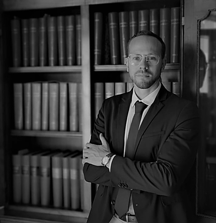 Portrait de Maître Yann Sancerry, avocat, devant une bibliothèque juridique